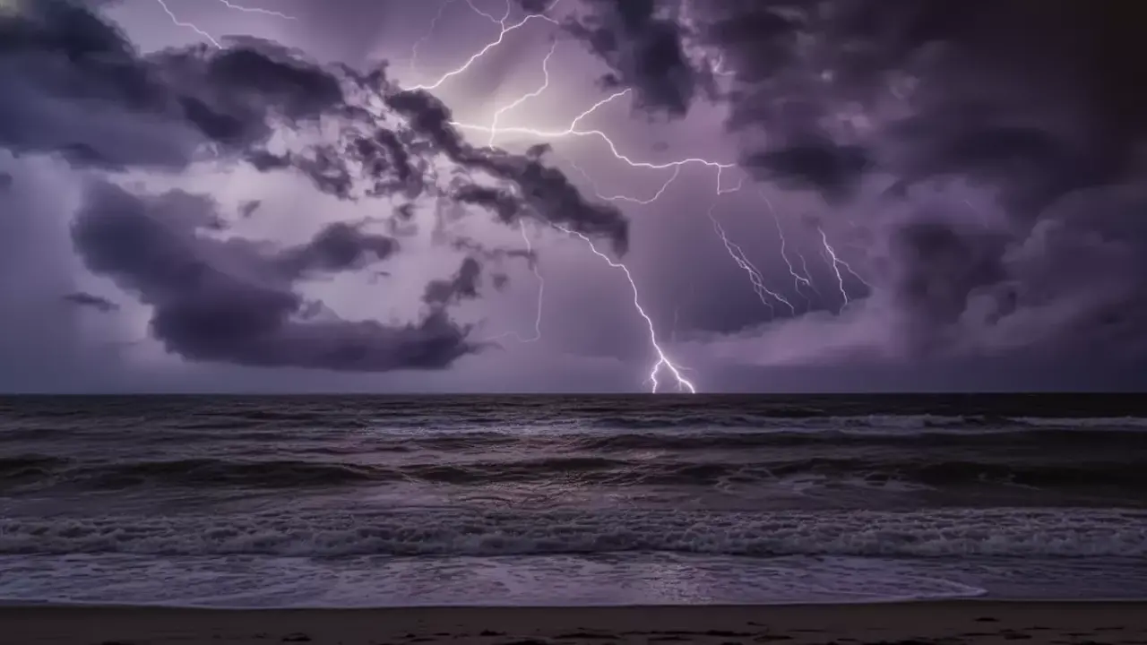 عواصف رعدية ورياح تعصف بأربع مناطق مع تجاوز سرعة الرياح للحدود القانونية في المدن